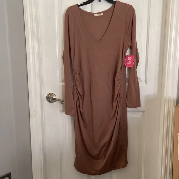 Heart & Hips Maternity Dress - Picture 14 of 14